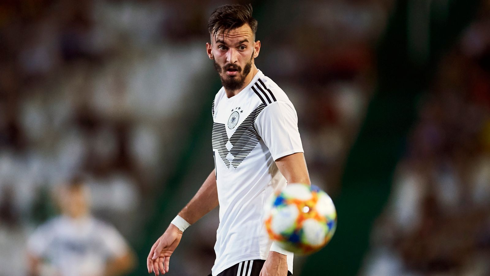 
                <strong>Mergim Berisha (Zentrales Mittelfeld)</strong><br>
                In der 46. Minute für Fein eingewechselt, soll Berisha der deutschen Defensive ein bisschen mehr Stabilität verleihen. Das gelingt ihm. Offensiv tritt der Mann vom SC Altach in Österreich nicht wirklich in Erscheinung. Dennoch ein solider Auftritt. ran-Note: 4
              