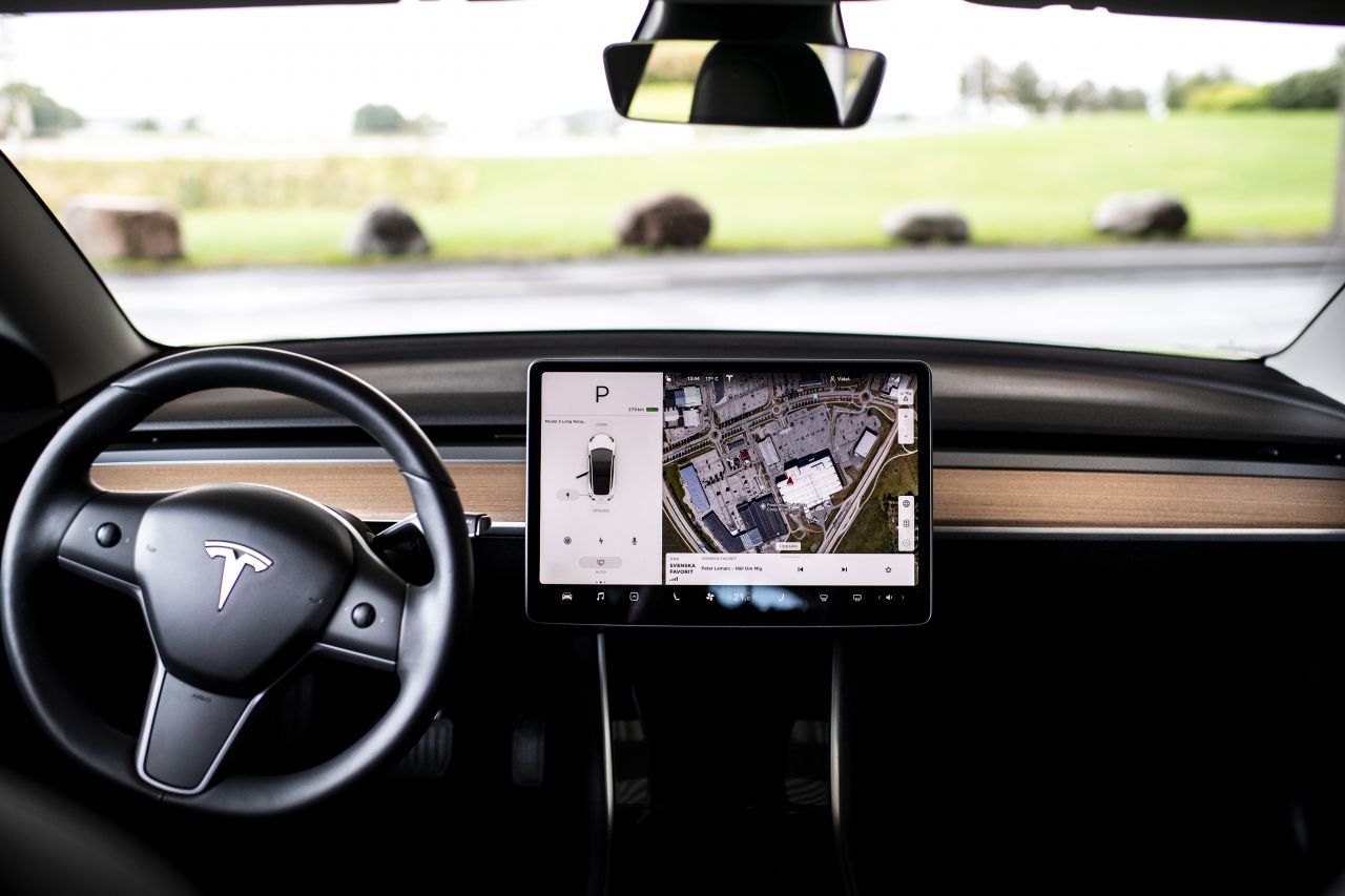 Teslas Markenzeichen: Der aufgeräumte Innenraum mit einem Mega-Bildschirm, über den fast alles steuerbar ist.