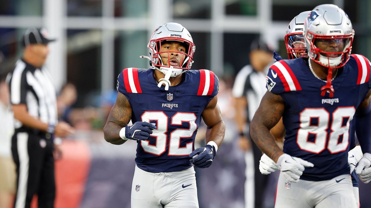 FOXBOROUGH, MA - AUGUST 08: New England Patriots running back TreVeyon Henderson (32) jogs to the bench after returning a punt for a touchdown during the NFL, American Football Herren, USA preseaso...