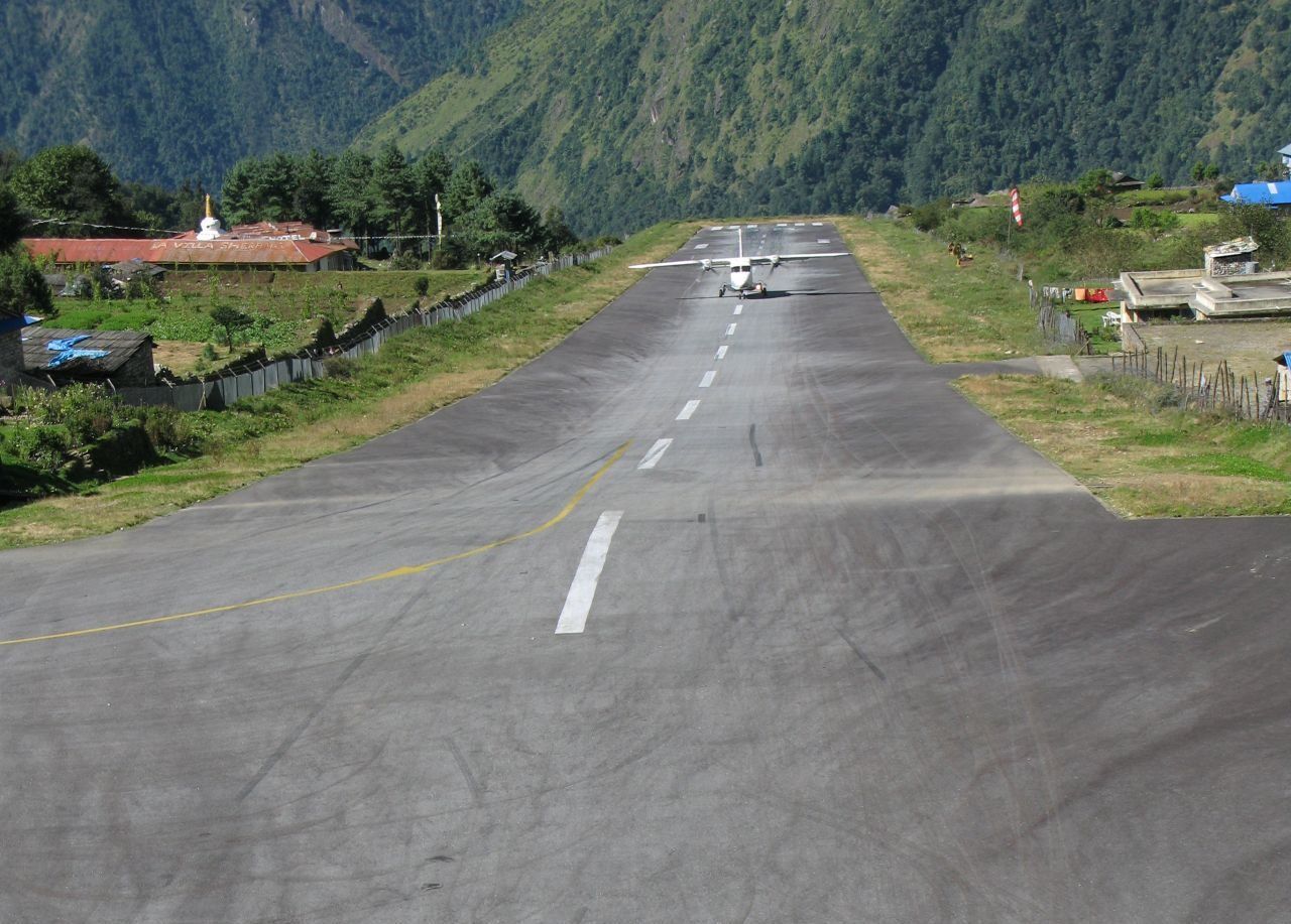 Nichts für schwache Nerven ist der Tenzing-Hillary Airport in Nepal. Er liegt mitten im Himalaya in rund 2.600 Metern Höhe. Die Landebahn ist mit einer Länge von rund 450 Metern eine der kürzesten der Welt.