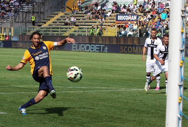 
                <strong>Luca Toni (38 Jahre)</strong><br>
                Im Alter von 38 Jahren und fünf Tagen stellt der Angreifer sogar noch einen Rekord auf. Kein anderer Spieler in Europas Topligen schaffte es nämlich in einem solch fortgeschrittenen Alter, Torschützenkönig zu werden.
              