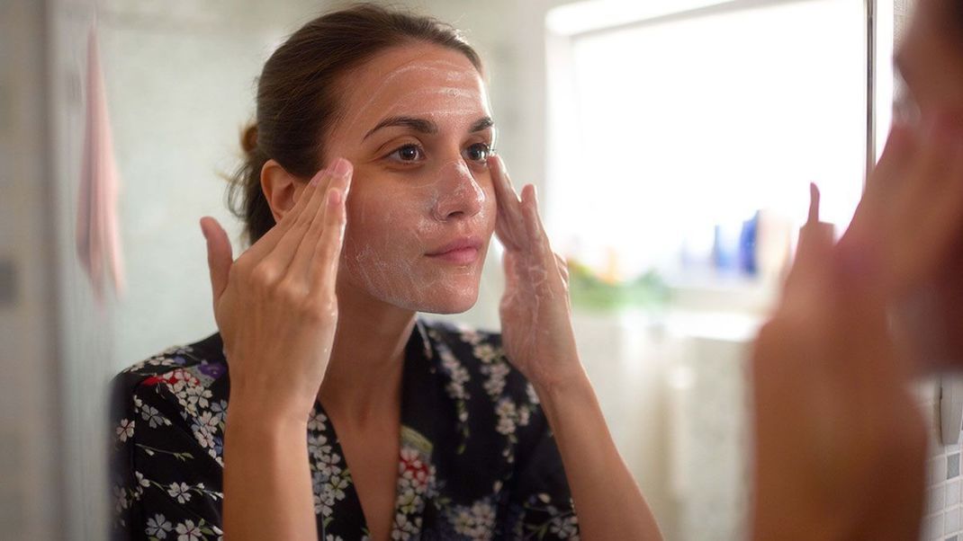Eine Maske und Gesichtspeeling helfen die unreine Haut zu pflegen und so Mitessern und Co. vorzubeugen. 