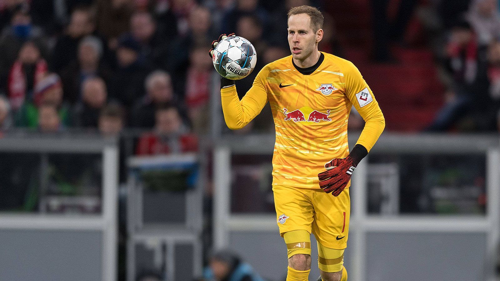 
                <strong>Peter Gulacsi (RB Leipzig)</strong><br>
                Beim frühen Abschluss von Thiago zeigt der Keeper eine schöne Flugeinlage. Auch ansonsten brennt es vor seinem Tor mehrmals, doch zumeist steht ein Vordermann goldrichtig. Der Ungar strahlt Ruhe aus und ragt nach 80 Minuten noch einmal heraus, als er einen Goretzka-Schuss stark um den Pfosten lenkt. ran-Note: 1
              