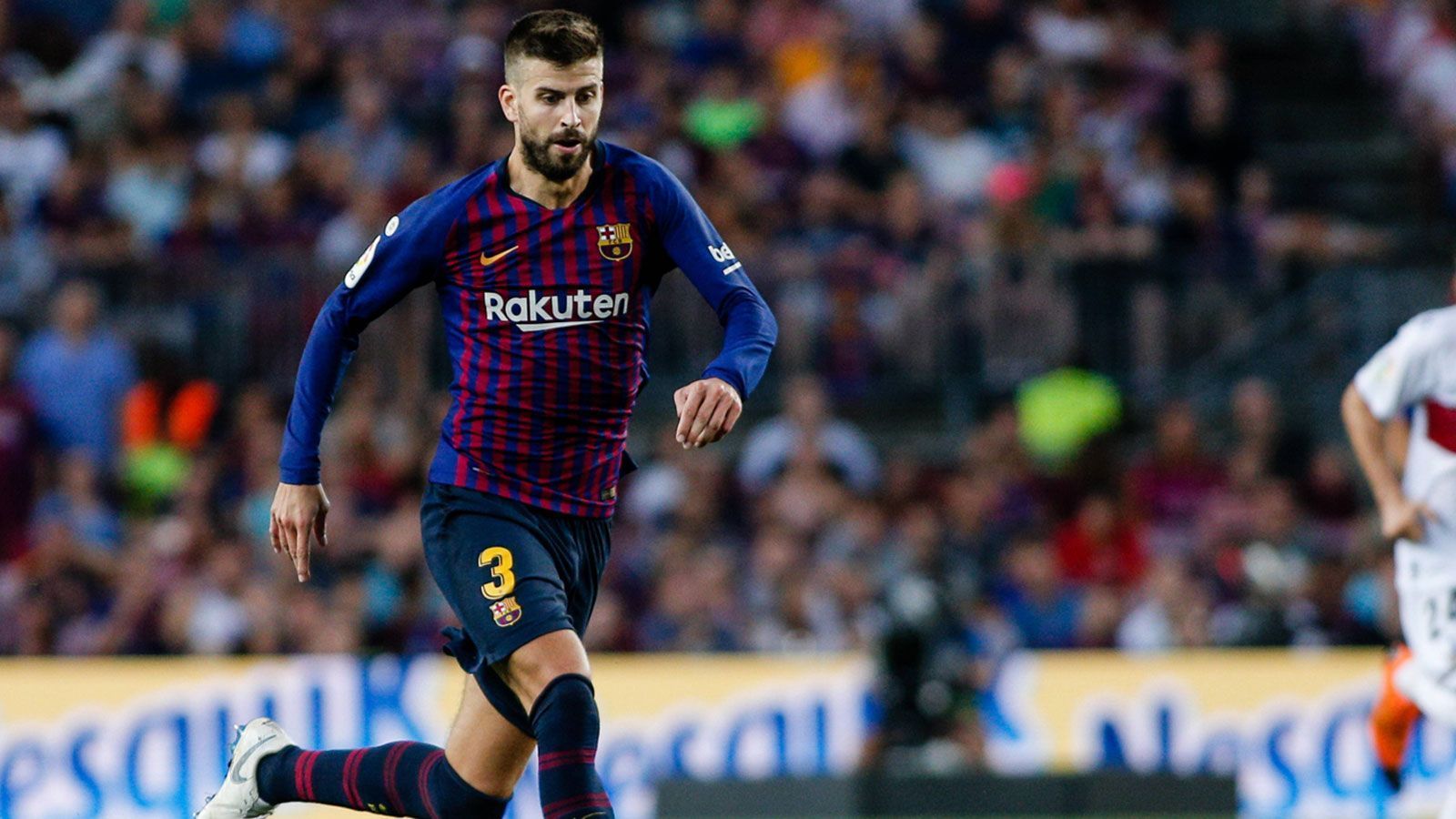
                <strong>Der Ball rollt</strong><br>
                Seinen Hauptberuf auf dem Fußballplatz will er übrigens auch noch einige Jahre ausüben. Zu Jahresbeginn hatte Pique seinen Vertrag in Barcelona bis 2022 verlängert.
              