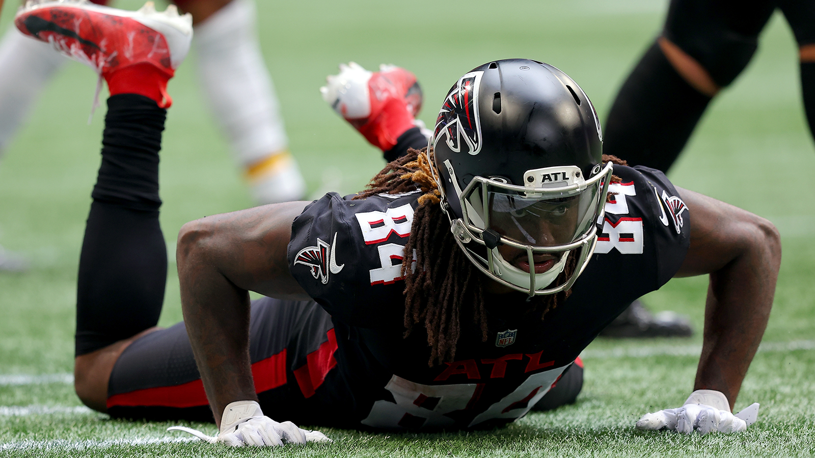 
                <strong>Gewinner: Cordarrelle Patterson (Atlanta Falcons)</strong><br>
                Bei gerade mal 23 von 76 Offensive-Snaps (ca. 30 Prozent) stand Cordarrelle Patterson am Sonntag gegen das Washington Football Team auf dem Feld. Er machte das Maximum daraus. Heißt konkret: Sechs Laufversuche für 34 Yards und fünf Catches (bei sechs Targets) für 82 Yards. Ach ja, drei dieser gefangenen Bälle endeten zudem in Touchdowns. Damit war Patterson in mehr als der Hälfte seiner Snaps Mittelpunkt der Offensive. Ganz nebenbei kommen übrigens noch 78 Yards bei drei Kickoff-Returns dazu. Einziger Wermutstropfen: Die Falcons verloren am Ende trotzdem mit 30:34. Vielleicht hätte Patterson einfach mehr spielen sollen …
              