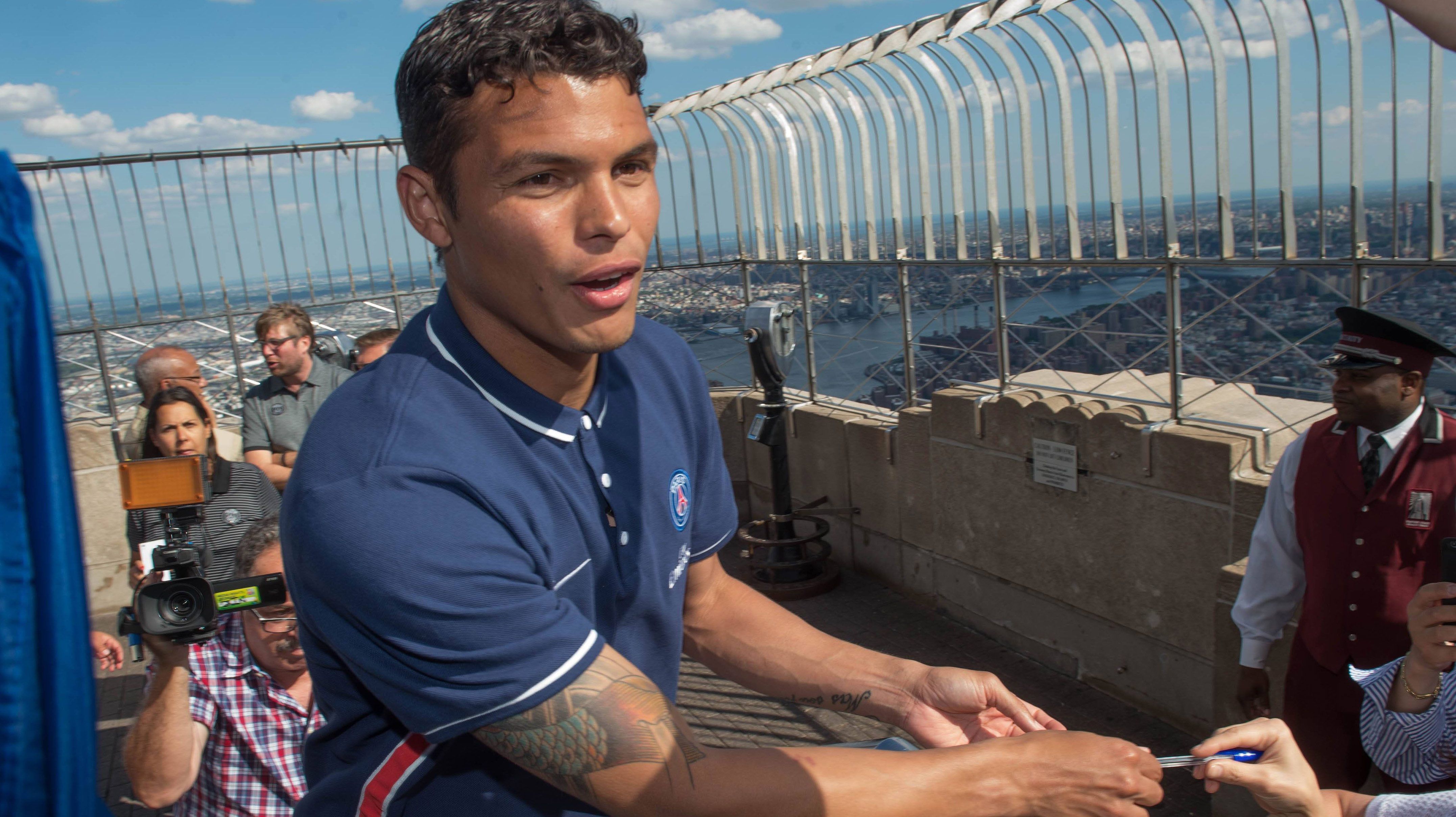 
                <strong>Thiago Silva (Paris St. Germain)</strong><br>
                Den defensiven Part übernimmt Thiago Silva. Am Brasilianer von Paris St. Germain beeindruckt Götze vor allem "seine Art und Weise zu spielen und Tore zu schießen. Auch er ist ein Vorbild für mich".
              