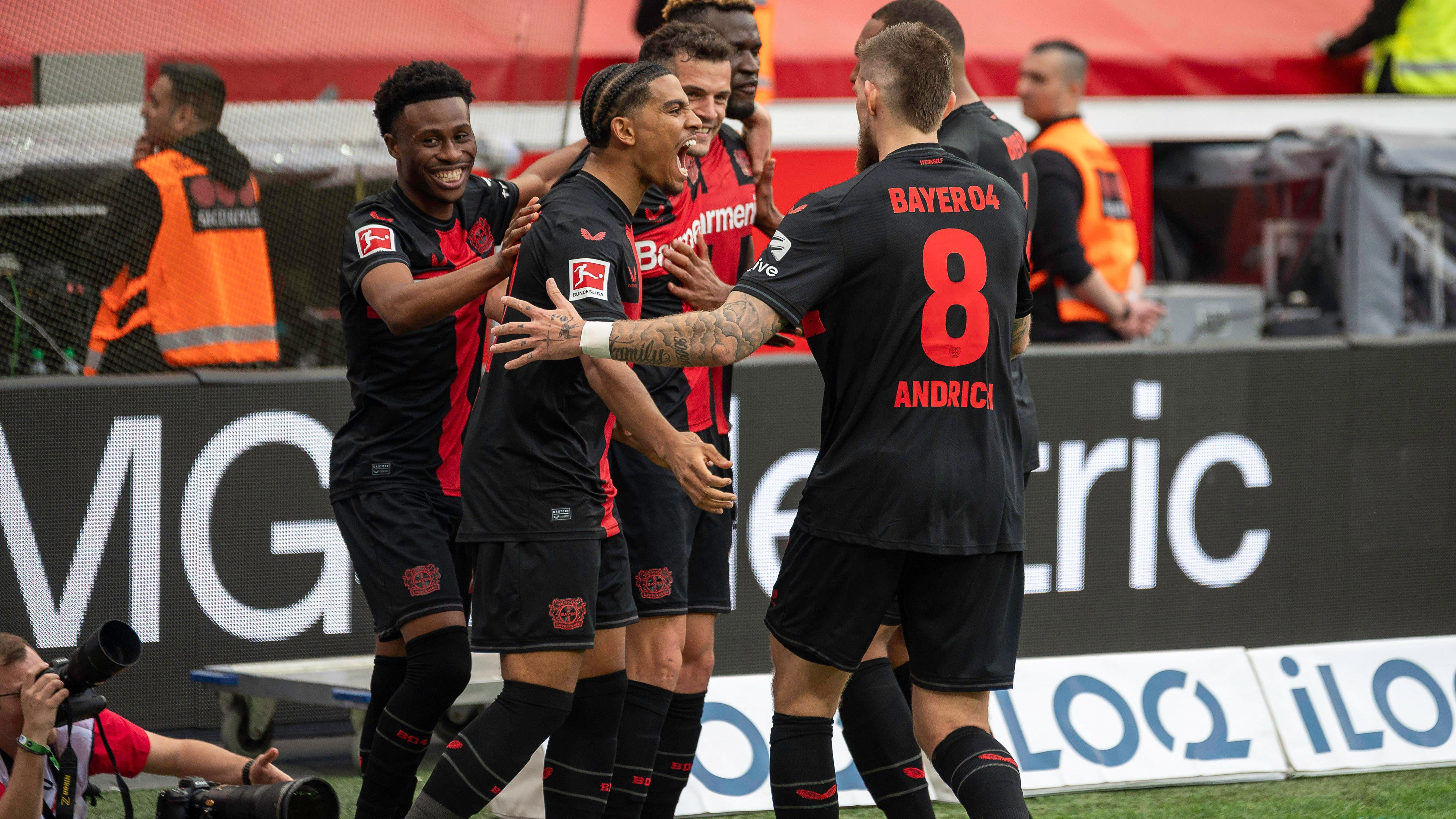 <strong>El Pais (Spanien)</strong><br>Xabi Alonso führt Bayer Leverkusen zu seinem ersten Bundesligatitel. Die Bismarckstraße wurde am frühen Sonntagmorgen bereits in Xabi-Alonso-Allee umgetauft. Xabi Alonso ist der Nachfolger der Rebellen. Auf dem Weg zum Triple.