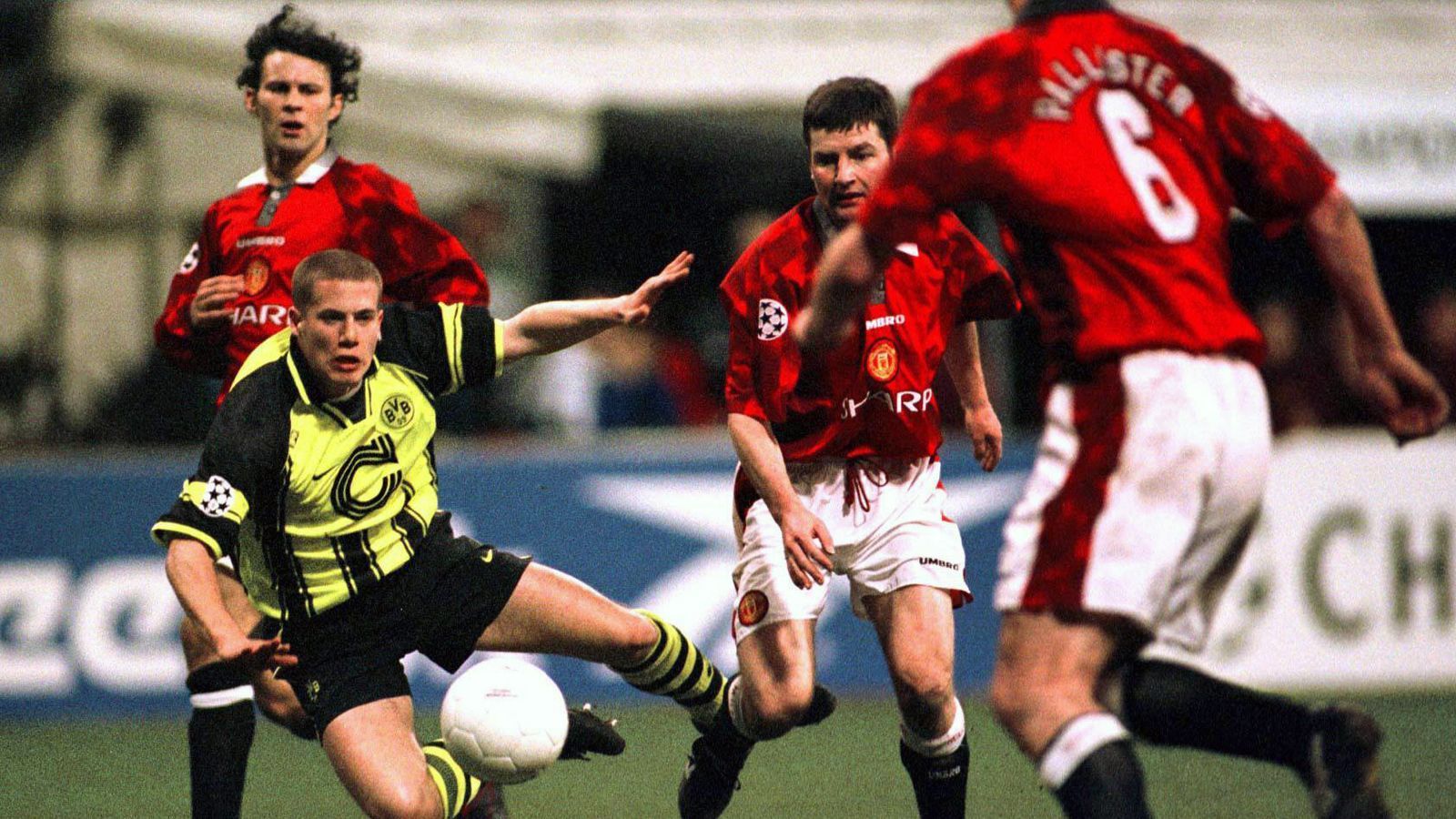 <strong>1996/97, Champions League, Manchester United</strong><br>Jedes Kind weiß, dass ein spektakulärer Heber von Lars Ricken gegen Juventus Turin dem BVB den Champions-League-Titel brachte - aber kaum jemand, dass der junge Mann auch schon das Tor zum Finale aufstieß. Im Rückspiel bei United raubt Ricken durch sein frühes Tor David Beckham, Ryan Giggs und Eric Cantona die Hoffnung auf eine Wende. Der BVB gewinnt beide Spiele 1:0.