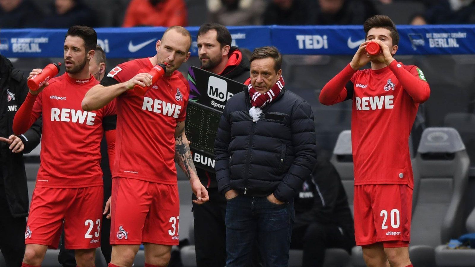 
                <strong>1. FC Köln</strong><br>
                Toni Leistner (2. v. l./Queens Park Rangers/seit Winter): Der erprobte Zweiliga-Profi kam zu Jahresbeginn inklusive Kaufoption an den Rhein. Vom Verein gab es noch keine Wasserstandsmeldungen. Leistner selbst betonte im "Express" bereits, gern weiterhin den Geißbock auf der Brust tragen zu wollen. Ist die festgeschriebene Ablöse human gestaltet, sollte das auch klappen.Elvis Rexhbecaj (r./VfL Wolfsburg/seit Winter/bis 2021): Die Dienste des Deutsch-Kosovaren hat sich der FC für anderthalb Jahre gesichert. Anschließend soll eine Kaufoption über sieben Millionen Euro zur Verfügung stehen - allerdings besitzen die Wolfsburger offenbar ein Vetorecht, wie der "Sportbuzzer" berichtet. Aber das ist alles Zukunftsmusik.Mark Uth (l./Schalke 04/seit Winter): Eigentlich ist die Sache klar: Uth will bleiben, Köln will ihn halten, es gibt eine Kaufoption. Nur soll diese auf zehn Millionen Euro festgeschrieben sein. Ein Betrag, den die "Geißböcke" weder stemmen können noch wollen. Es wird also zu Verhandlungen mit Schalke 04 kommen. Voraussichtlich mit dem Ergebnis, dass der Stürmer dem FC erhalten bleibt.
              