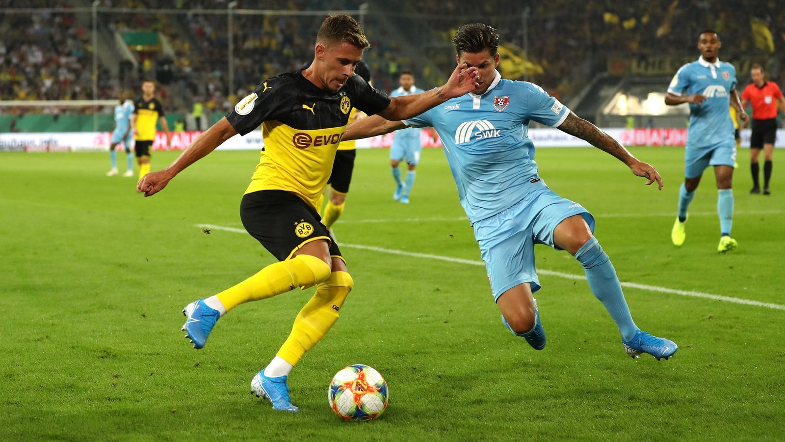 
                <strong>Thorgan Hazard</strong><br>
                Der umtriebigste Dortmunder in Hälfte eins. Macht Fehler, aber auch viel richtig, mit Zug zum Tor, sehr beweglich. Und vor allem gefährlich, denn wenn es vor dem Uerdinger Tor brennt, dann ist meistens Hazard beteiligt. Mit einigen starken Vorlagen. Auch in der zweiten Halbzeit laufen viele Aktionen über ihn. ran-Note: 2
              