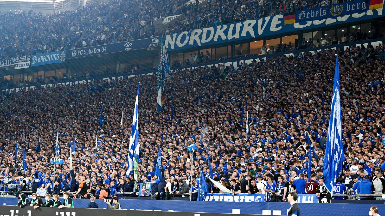 
                <strong>Platz 2: FC Schalke 04</strong><br>
                &#x2022; Verkaufte Dauerkarten: 40.000<br>&#x2022; Angebotene Dauerkarten: 40.000<br>
              
