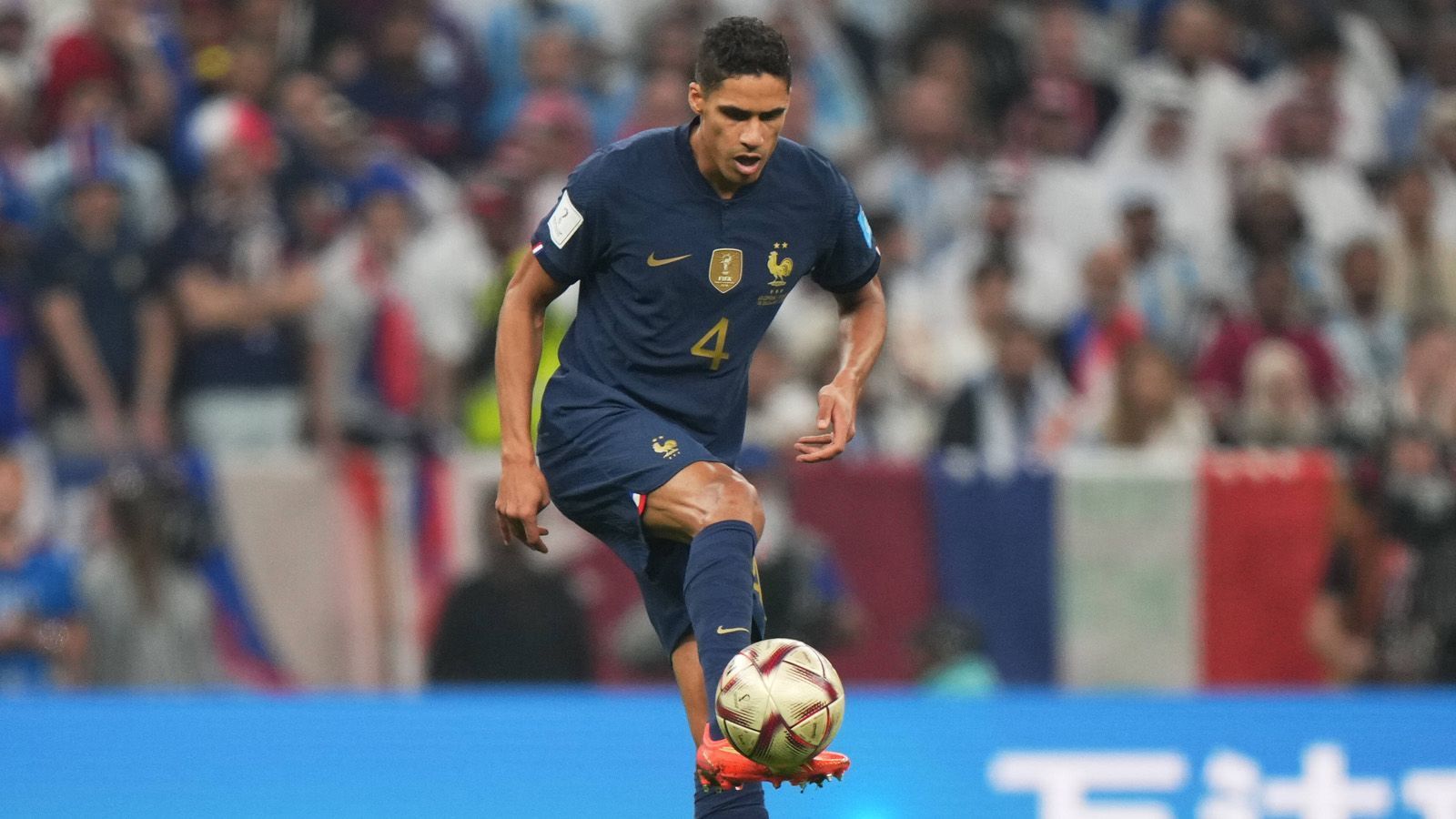 
                <strong>Raphael Varane</strong><br>
                Als Abwehrchef ist der baumlange Verteidiger in diesem Spiel über weite Strecken überfordert. In kaum einer Szene gelingt es Varane, die Argentinier entscheidend zu stören. Auf dem Weg zum 0:2 ist der Profi von Real Madrid Messi beim Konter nur Zuschauer. Erst als "les Bleus" selbst mehr in die Offensive gehen, kommt auch er bei der Abwehrarbeit in einzelnen Momenten besser zur Geltung. In der Verlängerung lenkt er Montiels Gewaltschuss bravourös per Kopf über das Tor. Doch beim 2:3 geht es dann wieder zu schnell. Wenig später muss er ausgepumpt raus. ran-Note: 4
              