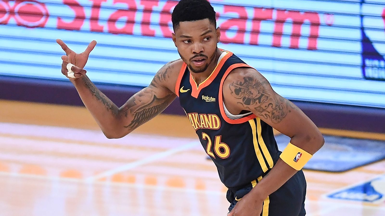 
                <strong>Kent Bazemore (32 Jahre)</strong><br>
                Gemeinsam mit Trevor Ariza ist Kent Bazemore Backup von LeBron James auf der Small-Forward-Position. Bazemore hat sich für einen Vertrag bei den Lakers entschieden, obwohl ihm die Golden State Warriors Berichten zufolge mehr Geld angeboten hatten. Ausschlaggebend für die Unterschrift in LA sei die Aussicht auf den Titel und auf eine wichtigere Rolle im Team gewesen.
              