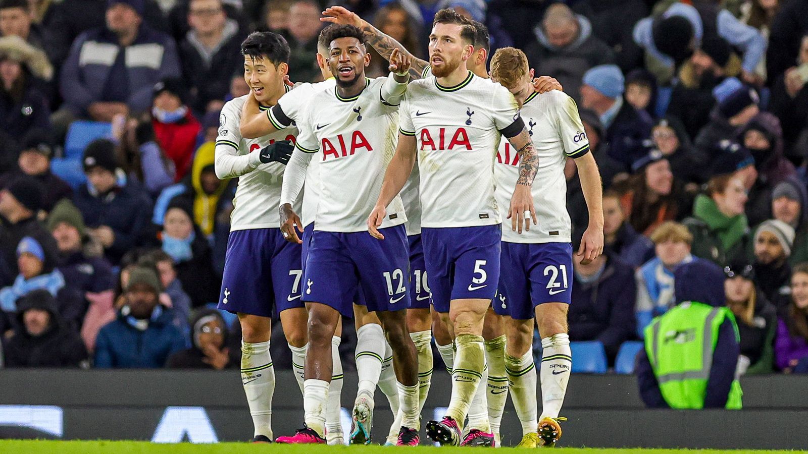 
                <strong>Platz 9: Tottenham Hotspur</strong><br>
                &#x2022; Gesamteinnahmen: 522 Millionen Euro<br>&#x2022; Kommerzielle Erlöse: 215 Millionen Euro (41 Prozent)<br>&#x2022; Medienerlöse: 182 Millionen Euro (35 Prozent)<br>&#x2022; Spieltagseinnahmen: 125 Millionen Euro (24 Prozent)<br>
              