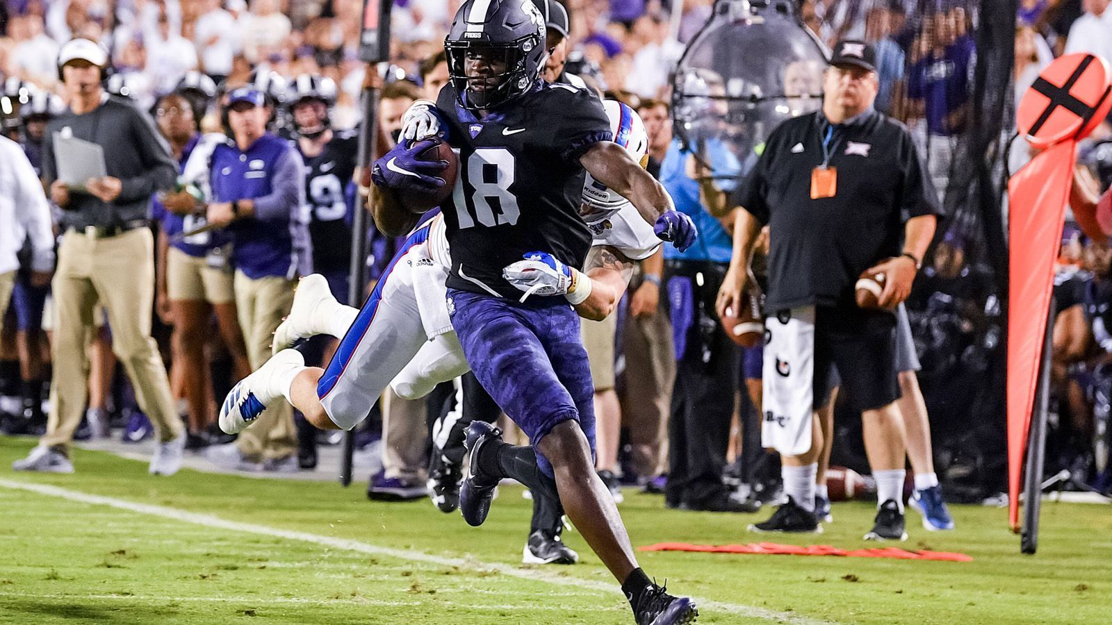 
                <strong>Jalen Reagor (TCU Horned Frogs)</strong><br>
                Der 20-jährige Reagor erlief in dieser Saison 611 Yards. Nach acht Touchdowns in 2017 und neun in 2018 konnte der Wide Receiver der TCU Horned Frogs in diesem Jahr fünf erzielen.
              