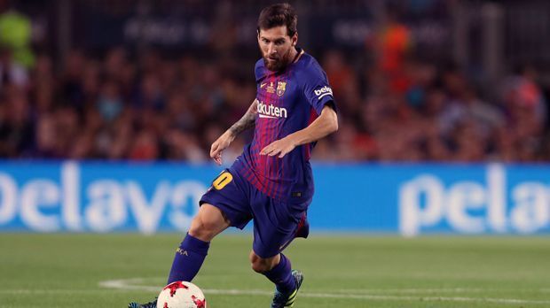
                <strong>Lionel Messi</strong><br>
                Lässt sich mal ins Mittelfeld fallen, mal steht er auf einer Höhe mit Suarez. Doch in beiden Fällen bekommt er keinen richtigen Zugriff aufs Spiel. Zwar blitzt seine Klasse hin und wieder auf, er erarbeitet sich auch Chancen, aber über weite Strecken bleibt er ruhig. ran-Note: 3
              