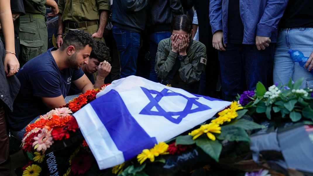 Trauernde versammeln sich um das Grab des israelischen Soldaten Hauptmann Harel Ittah während seiner Beerdigung. 