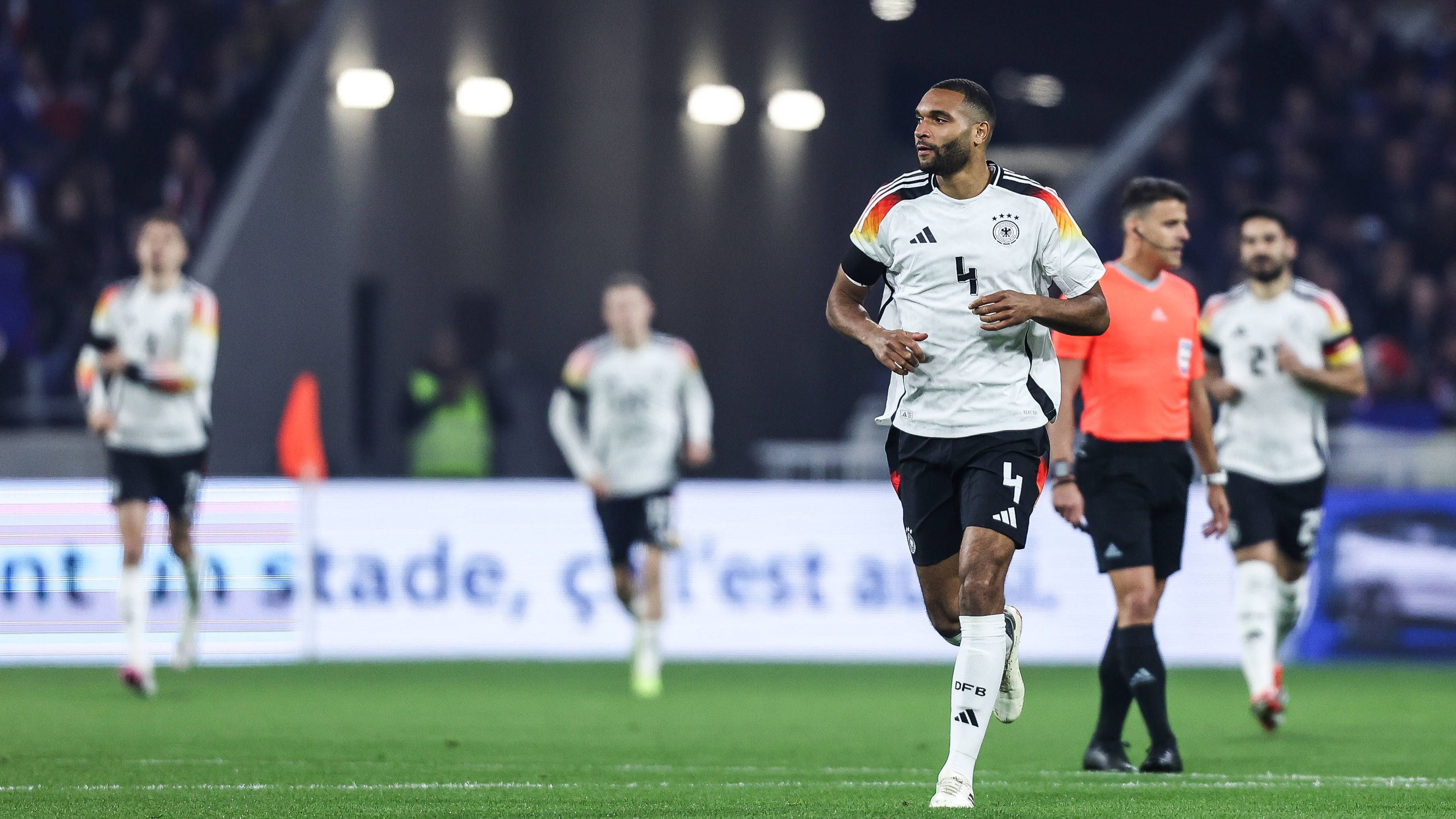 <strong>Jonathan Tah</strong><br>Umsichtiger Auftritt des Leverkuseners, der sich an der Seite von Rüdiger sichtlich wohl fühlt. Hier und da könnte er im Zweikampf aber sauberer agieren. Kurz vor Schluss windet sich Giroud um den Innenverteidiger herum und verfehlt das Tor nur knapp. <em><strong>ran</strong></em>-Note: 3