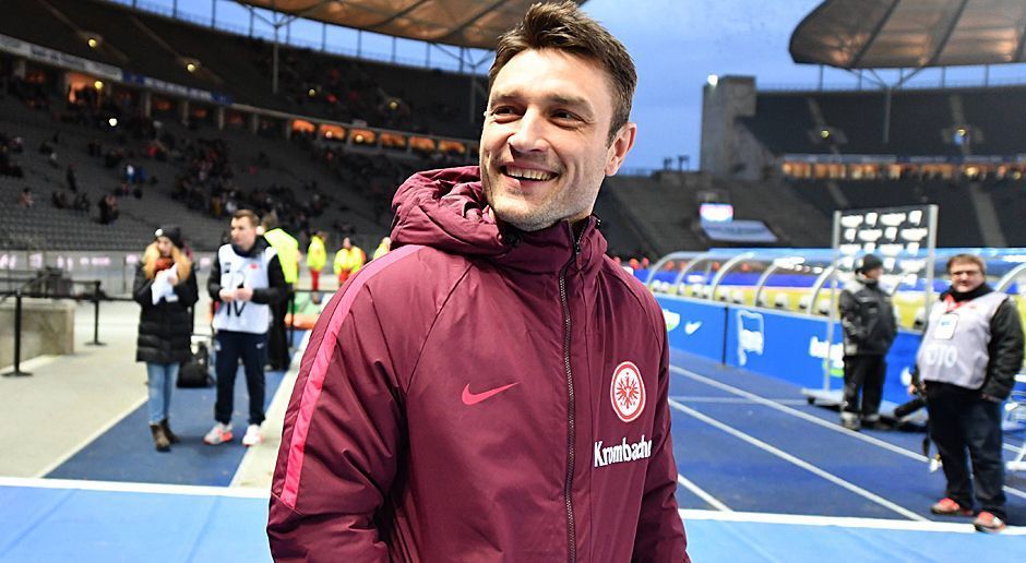 
                <strong>Ehemalige Fußball-Stars als Trainer-Assistenten</strong><br>
                Robert Kovac bei Eintracht Frankfurt: Der Kroate folgt seinem Bruder Niko überallhin. Nach der gemeinsamen Arbeit für die kroatische U21 und die A-Nationalmannschaft heuerte das Duo im März 2016 bei den Hessen an. Robert gewann als Aktiver mit dem FC Bayern München zwei Mal das Double sowie den Weltpokal und stieg mit Juventus Turin in die Serie A auf.
              