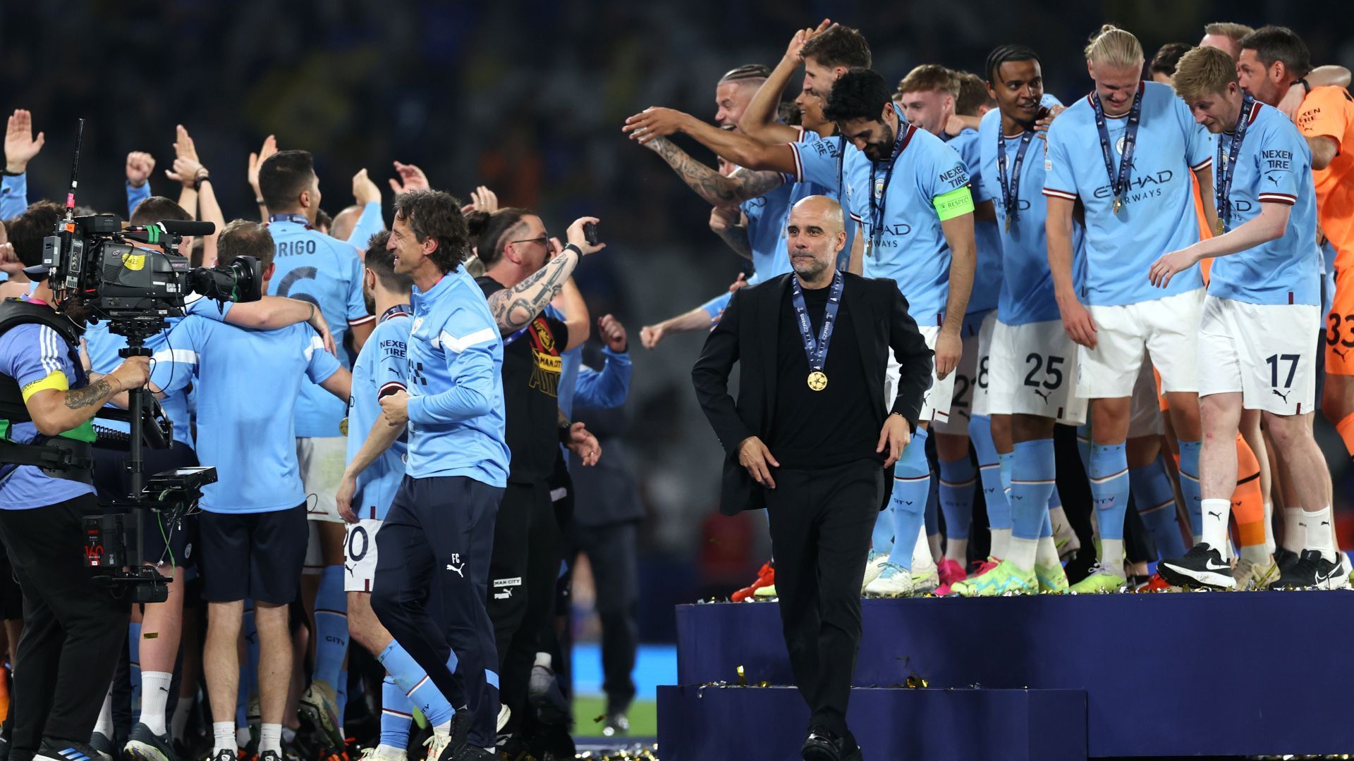 
                <strong>Marca (Spanien)</strong><br>
                "Guardiolas City berührt den Himmel"
              
