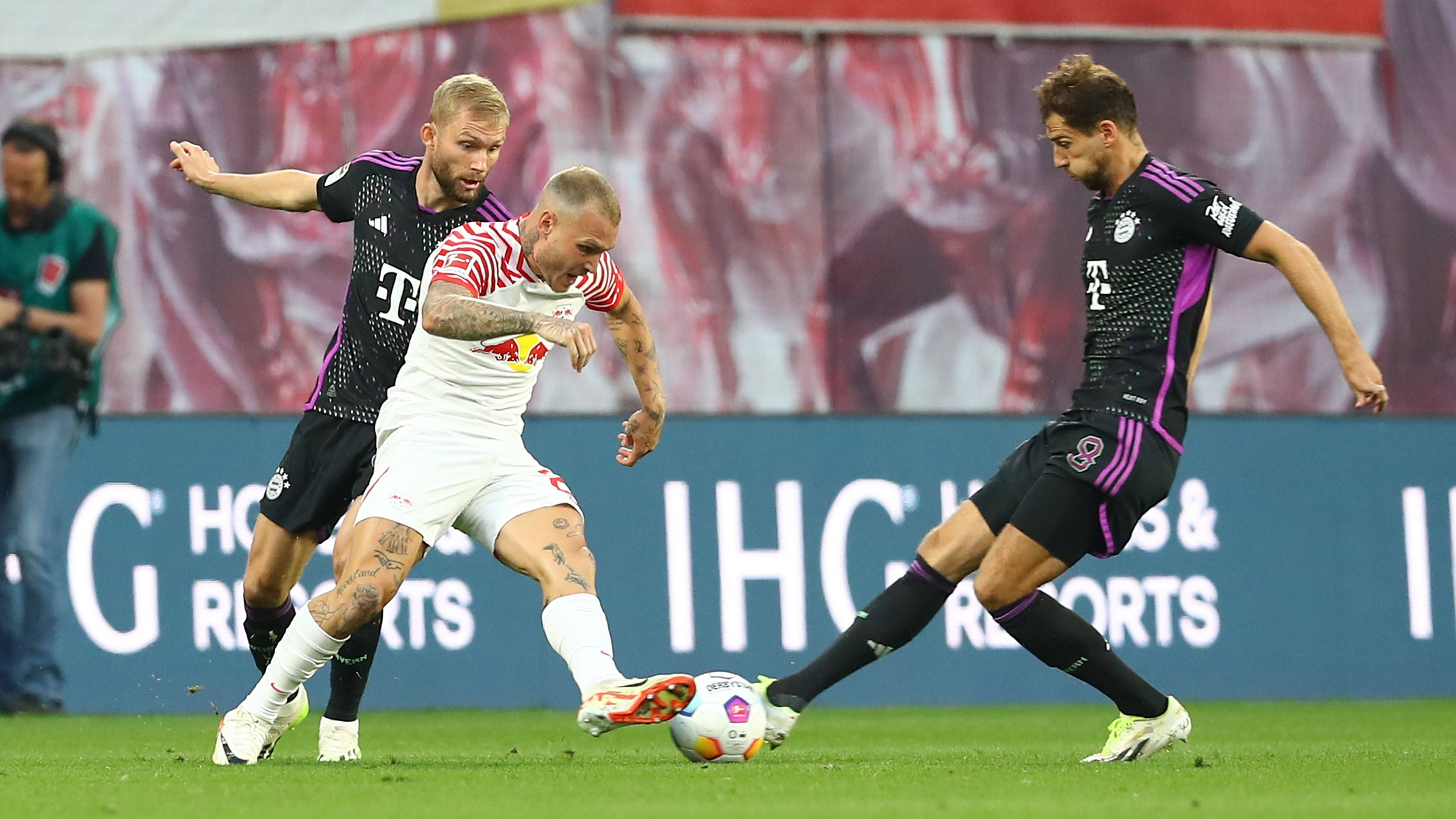 <strong>Leon Goretzka</strong><br>Nachdem Goretzka im Pokalspiel gegen Münster als Innenverteidiger einspringen musste, darf er diesmal wieder auf der Doppelsechs agieren. Es gelingt ihm allerdings nicht, im Spiel nach vorne etwas zu kreieren oder der Mannschaft Sicherheit zu geben. Zur Halbzeit erfolgt die Auswechslung. <strong>ran-Note: 4</strong>