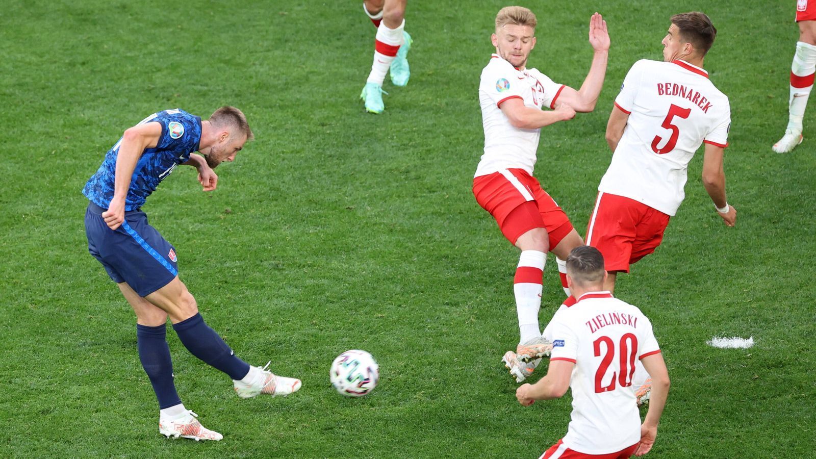 
                <strong>Skriniar trifft</strong><br>
                Ein Eigentor von Keeper Wojciech Szczesny (18.), entscheidend eingeleitet vom Ex-Nürnberger Robert Mak, und der Treffer von Milan Skriniar (69.) besiegelten die Pleite. Karol Linetty (46.) hatte zwischenzeitlich ausgeglichen, die Polen mussten nach der Gelb-Roten Karte gegen Grzegorz Krychowiak (62.) in Unterzahl spielen.
              