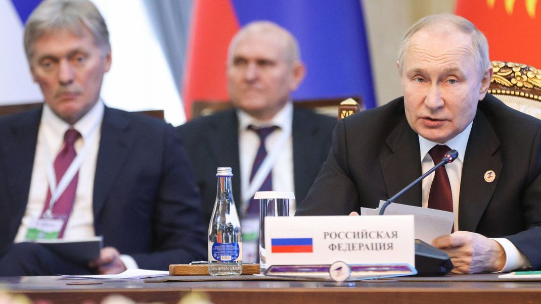 Zeigen sich von der angekündigten Patriot-Lieferung für die Ukraine unbeeindruckt: Russlands Präsident Wladimir Putin (r.) und dessen Sprecher Dmitri Peskow (l.)