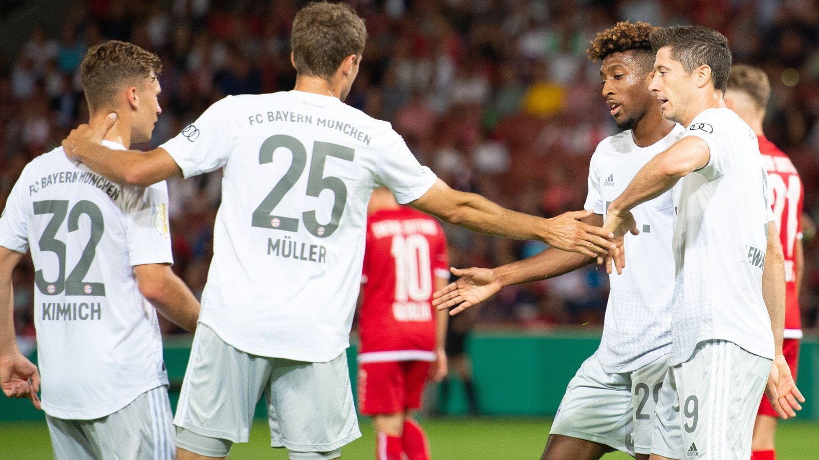 
                <strong>So schlugen sich die Stars des FC Bayern München bei Energie Cottbus</strong><br>
                In der ersten Runde des DFB-Pokals musste der FC Bayern München bei Energie Cottbus antreten und gab sich beim 3:1-Auswärtserfolg keine Blöße - ohne dabei jedoch zu glänzen. ran.de benotet die Stars des Titelverteidigers im Duell mit dem Regionalligisten.
              