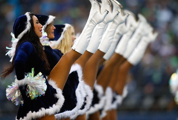 
                <strong>Seattle Seahawks</strong><br>
                In Seattle tragen die Sea Gals blau statt rot. Aber den Cheerleadern der Seahawks steht auch das.
              