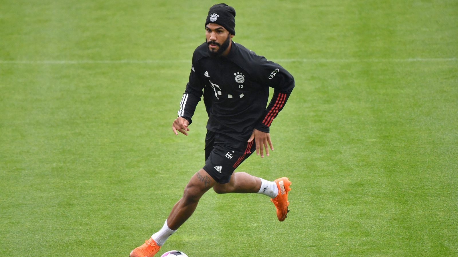 
                <strong>Eric Maxim Choupo-Moting</strong><br>
                Eric Maxim Choupo-Moting wurde als Backup von Robert Lewandowski verpflichtet, bestreitet heute sein erstes Spiel für die Bayern. "Er gibt unserem Kader in der Offensive, vor allem im Zentrum eine Tiefe, die wir brauchen werden", sagt Salihamidzic. "Eric hat bei Paris Saint-Germain internationale Erfahrung gesammelt, er kennt die Bundesliga, Eric kommt ablösefrei. Das passt alles sehr gut zusammen."
              