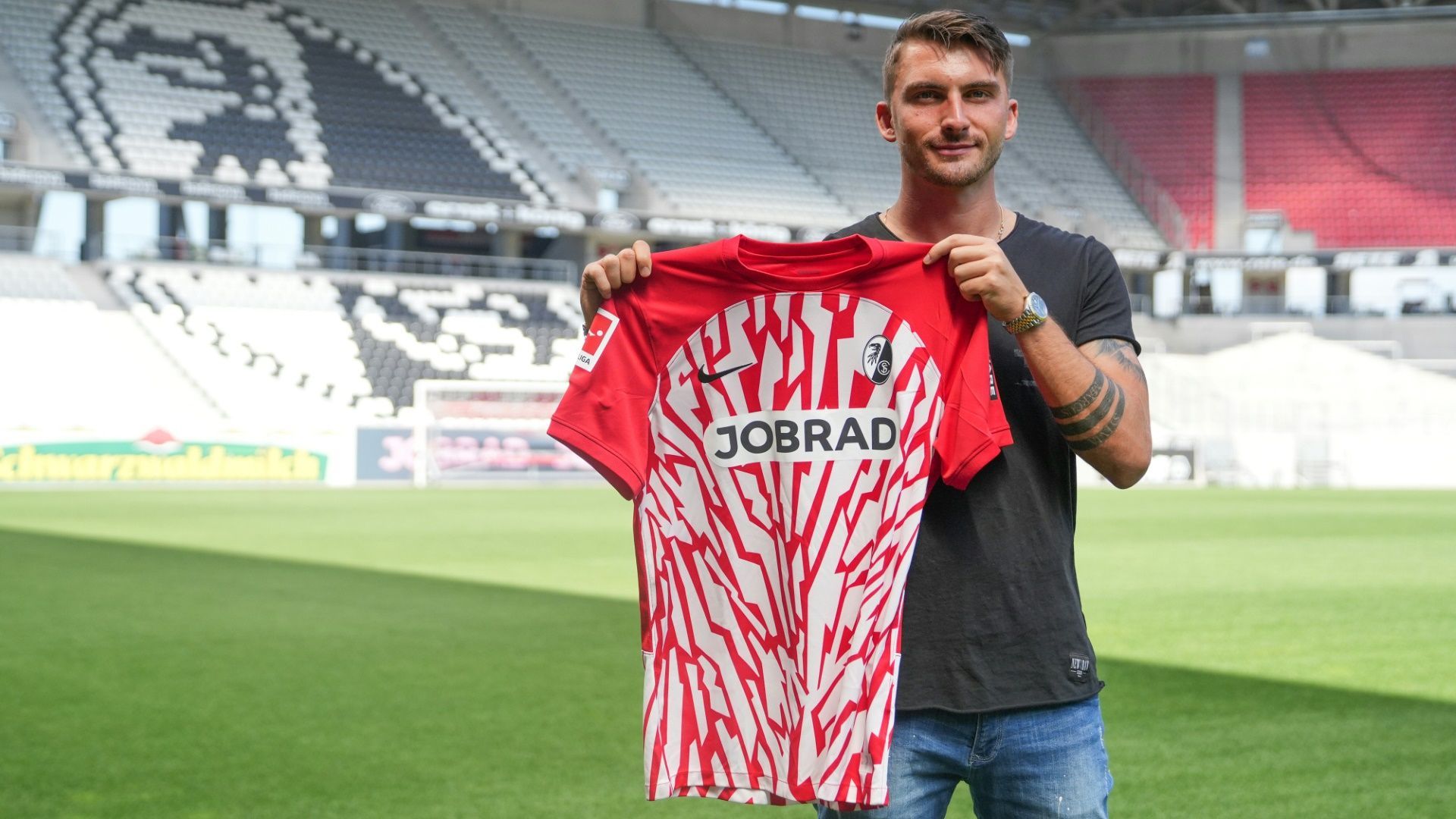 <strong>Maximilian Philipp</strong><br>Offensivspieler Maximilian Philipp kehrt zum SC Freiburg zurück. Das gaben die Breisgauer am Montag bekannt. Der 29-Jährige spielte zuletzt beim VfL Wolfsburg. Über die Vertragsdauer machten die Freiburger wie gewohnt keine Angaben. "Es fühlt sich vertraut an. Dieses Gefühl ist für mich eine gute Basis. Es ist beeindruckend zu sehen, was sich hier in den vergangenen Jahren entwickelt hat", sagte Philipp, der im April 2014 bei den SC-Profis debütierte und in 88 Pflichtspielen für Freiburg 18 Tore erzielte.