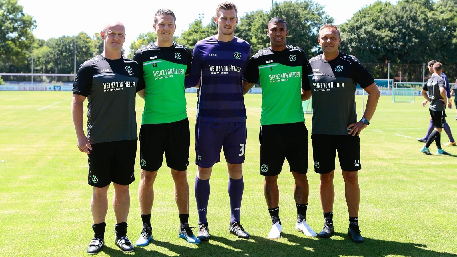 
                <strong>Hannover 96</strong><br>
                Mit dabei waren natürlich die Neuzugänge Kevin Wimmer, Leo Weinkauf und Walace.
              