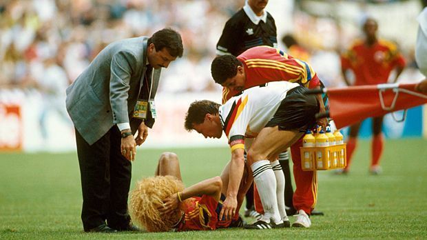 
                <strong>Carlos Valderrama</strong><br>
                Carlos Valderrama hatte seinen größten schauspielerischen Auftritt eigentlich schon bei der WM 1990, als er sich nach einem vermeintlichen Foul von Klaus Augenthaler minutenlang auf dem Platz wälzte, abtransportiert wurde, dann aber zurückkehrte.
              