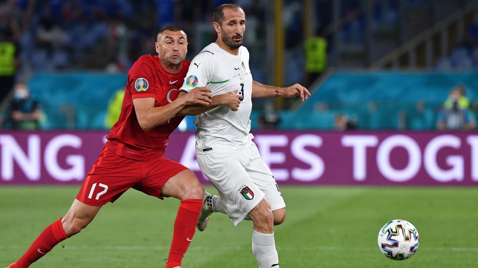 
                <strong>Giorgio Chiellini</strong><br>
                Der Routinier von Juventus Turin organisiert die italienische Abwehr von hinten raus und schaltet sich mit zunehmender Dauer der ersten Hälfte mehr und mehr in die Offensive ein. Bei Ecken geht vom Kapitän der "Squadra Azzurra" immer Gefahr aus. Hat Stürmer-Star Burak Yilmaz gut im Griff. ran-Note: 2
              