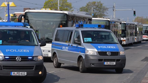 
                <strong>Hannovers Fans reisen in Buskonvois nach Braunschweig</strong><br>
                Mehr als 2000 Fans werden gezwungen sein, in rund 50 von der Polizei eskortierten Bussen nach Braunschweig zu reisen.
              