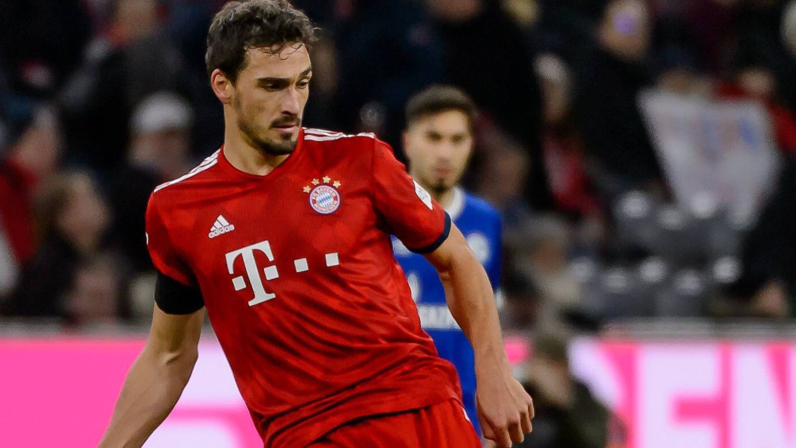 
                <strong>Mats Hummels</strong><br>
                Hat aufgrund des Münchner Offensiv-Feuerwerks anfangs defensiv wenig zu tun. Rückt oft weit mit nach vorne, was sich beim 1:1 prompt rächt. Wie die komplette Bayern-Abwehr beim Schalker Konter im Schlafmodus. Auch nach der Pause immer dann wacklig, wenn die Bayern schnell in die Defensive umschalten müssen, allerdings auch ohne größere Patzer. ran-Note: 3
              
