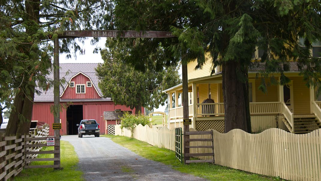 Idylle: Smallville ist laut Geschichte im ländlichen Kansas angesiedelt. Rote Scheune, gelbes Haupthaus – auf dieser abgelegenen Farm leben Martha und Jonathan Kent. Sie nehmen den kleinen Außerirdischen Kal-El auf, und nennen ihn Clark. In der Realität steht die Farm in Kanada.