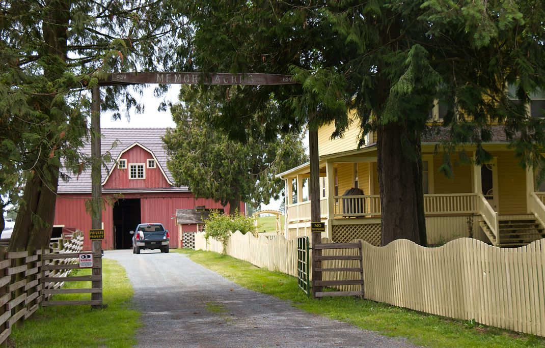 Idylle: Smallville ist laut Geschichte im ländlichen Kansas angesiedelt. Rote Scheune, gelbes Haupthaus – auf dieser abgelegenen Farm leben Martha und Jonathan Kent. Sie nehmen den kleinen Außerirdischen Kal-El auf, und nennen ihn Clark. In der Realität steht die Farm in Kanada.