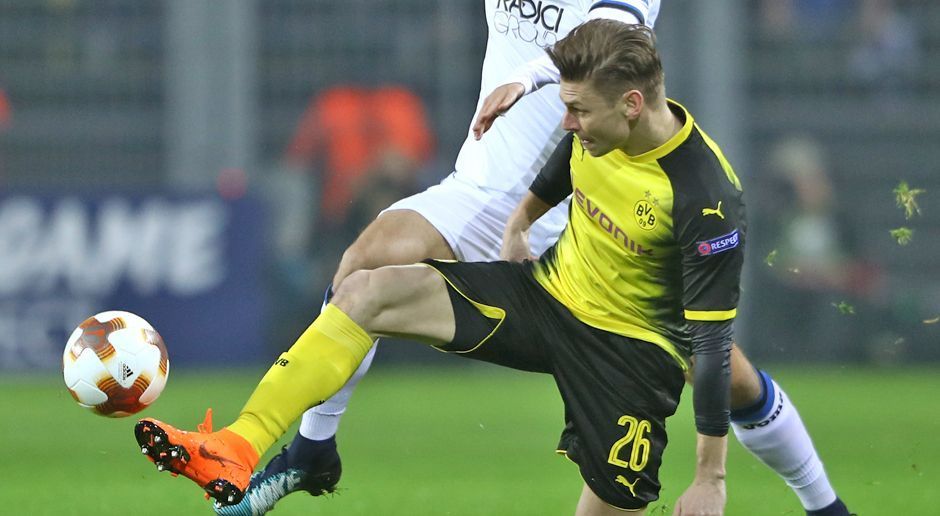 
                <strong>Lukasz Piszczek</strong><br>
                Hinten oft zu sorglos. Lässt zum Beispiel Gomez nach 19 Minuten schießen - gefährlich! Dafür in der Vorwärtsbewegung wie gewohnt stark: Bereitet das Schürrle-Tor zum 1:0 mit einem mustergültigen Pass vor. Hat Pech, dass er bei seiner Grätsche gegen Gomez Gelb sieht, denn eigentlich war da keine Berührung ... Bei den Gegentoren nur zweiter Sieger, danach aber mit viel Wille, das Ding wieder zu drehen.ran-Note: 3
              