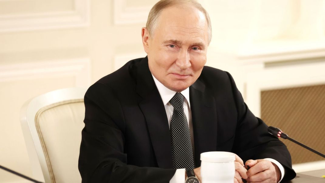 Russlands Präsident Wladimir Putin (Bild) nutzt jede Gelegenheit, um öffentlich gegen den Präsidenten der Ukraine, Wolodymyr Selenskyj, zu schießen.