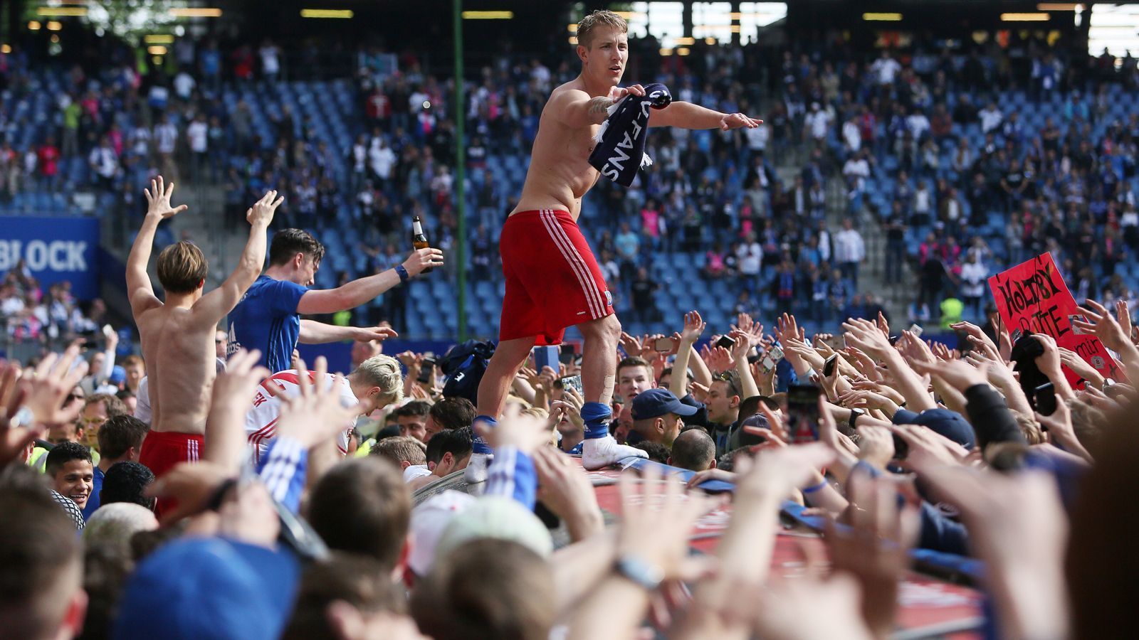 
                <strong>Hamburger SV (2016/17)</strong><br>
                Der Hamburger SV war vor dem Abstieg 2018 über viele Jahre dem Abstiegsgespenst gerade noch von der Schippe gesprungen. So auch im Mai 2017. Dass es eine knüppelharte Saison werden würde, war den Verantwortlichen wohl schon früh klar, nach neun Spieltagen hatten die Hanseaten nämlich magere zwei Punkte auf dem Konto und ein Torverhältnis von 2:18. Erst ab Dezember 2017 stabilisierte sich die Lage etwas, nach Siegen in Darmstadt (2:0) und gegen Augsburg (1:0) verließ die damalige Elf von Coach Markus Gisdol Platz 18. Dennoch pendelte der einstige Bundesliga-Dino bis zum Saisonfinale zwischen den Rängen 14 und 17. Am 34. Spieltag kam es zum Showdown, Mitkonkurrent Wolfsburg war zu Gast. Durch einen 2:1-Sieg schob sich der HSV noch an den Niedersachsen vorbei und schaffte als Vierzehnter mit 38 Punkten den direkten Klassenerhalt. Der Siegestreffer von Luca Waldschmidt sorgte in der 88. Minute für die Erlösung an der Elbe.
              