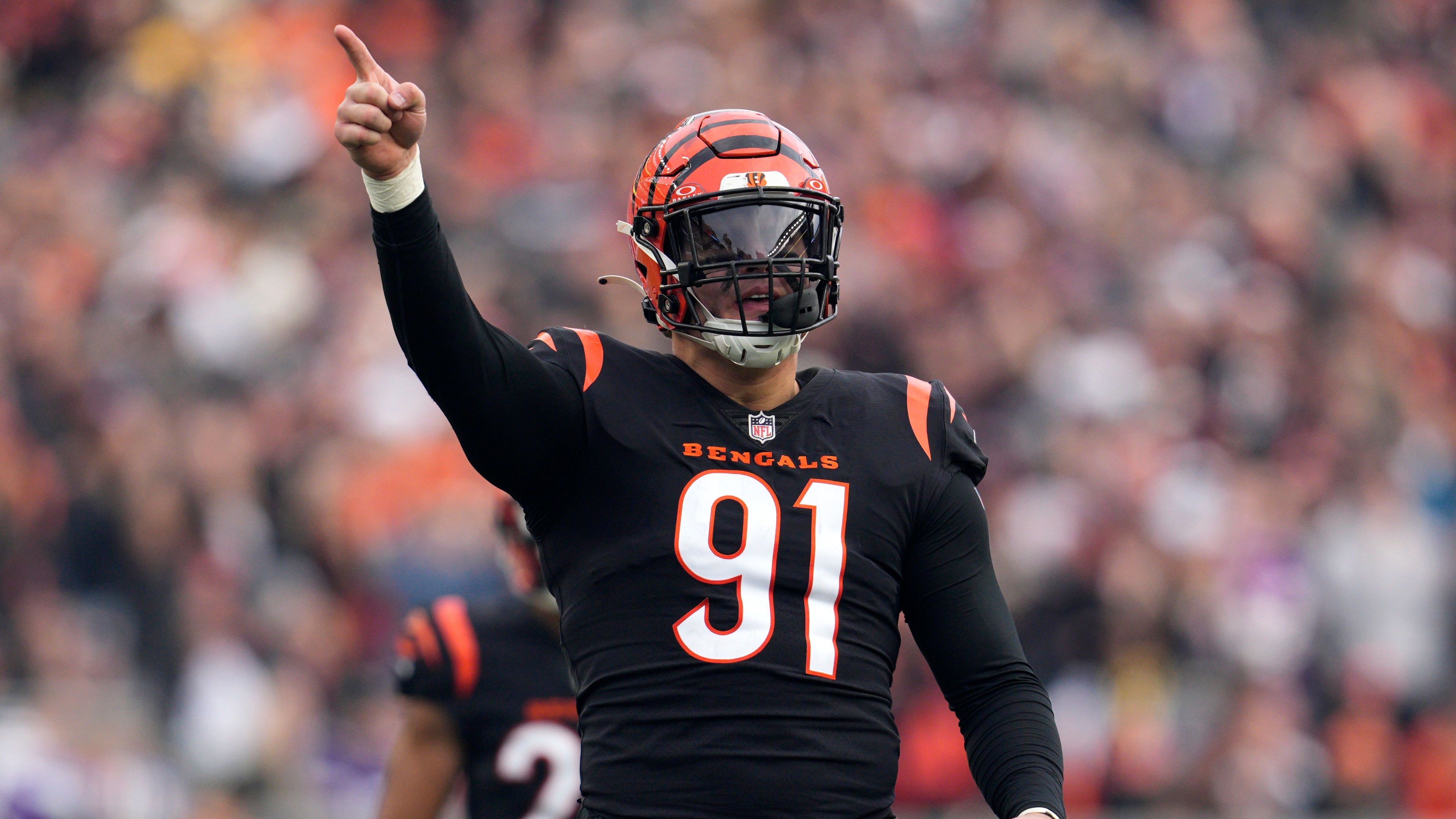 <strong>Trey Hendrickson (Cincinnati Bengals)</strong><br>Tee Higgins dürfte für die Cincinatti Bengals kaum zu halten sein - aber wie sieht es mit Trey Hendrickson aus? Der Pass Rusher steht zwar 2025 noch unter Vertrag, will aber nicht einfach so in die Saison gehen. "Die Offseason ist ein guter Zeitpunkt, um Verträge auszuhandeln", sagte er bei der "Pat McAfee Show. Für den All Pro gibt es demnach nur zwei Optionen: Eine Vertragsverlängerung oder ein Trade. Er betonte jedoch, "mehr als glücklich" in Cincinnati zu sein.