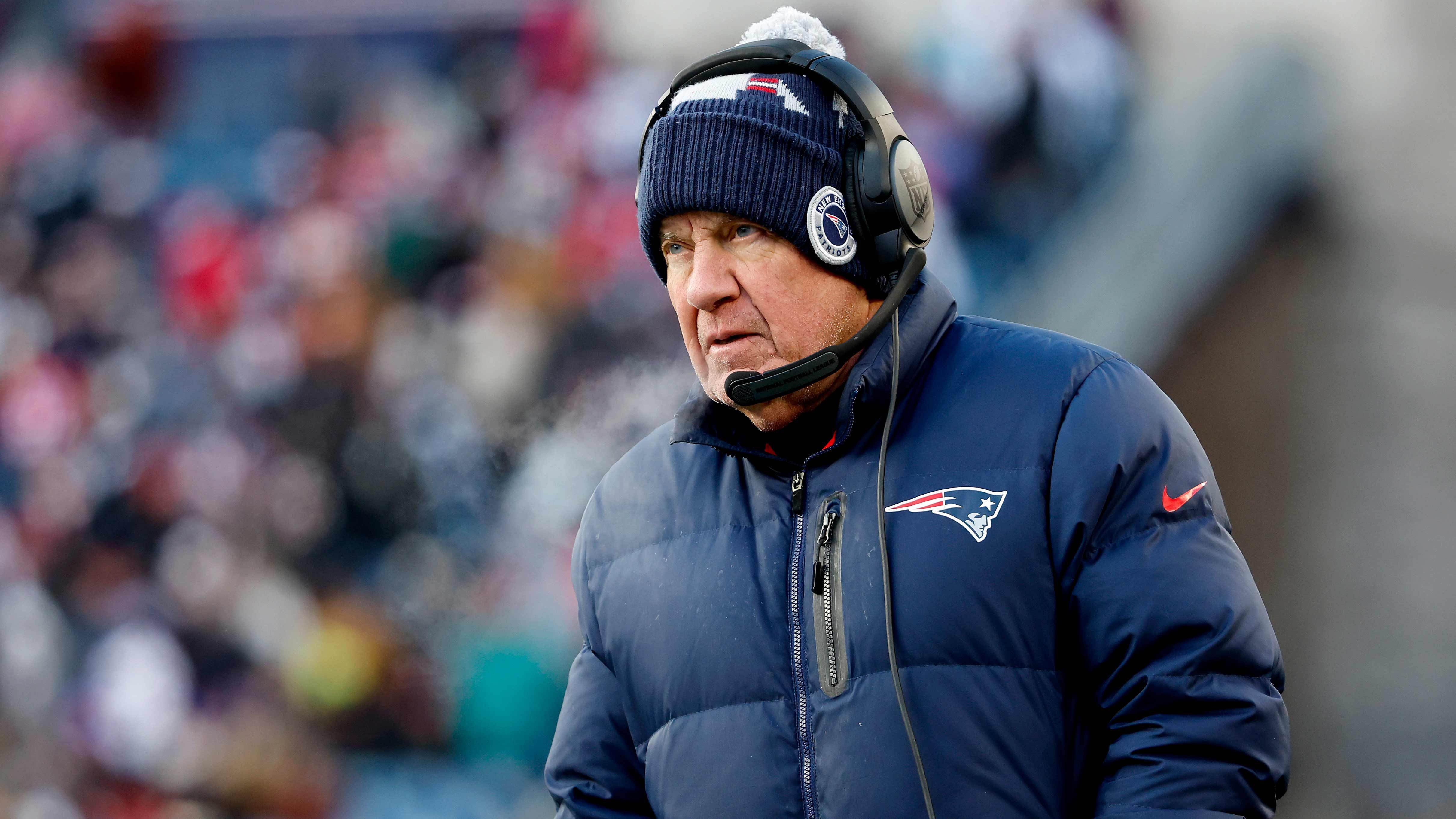 
                <strong>Verlierer: New England Patriots</strong><br>
                Für Head Coach Bill Belichick und die New England Patriots verlief die Saison mit einigen Hochs und Tiefs. Am Ende überwiegen jedoch die Downs und der Fakt, dass die Patriots zum zweiten Mal in der dritten Saison nach der Tom-Brady-Ära mit einer negativen Bilanz dastehen. Acht Siege, neun Niederlagen, Platz drei in der AFC East und damit kein Einzug in die Playoffs stehen am Ende zu Buche. Spätestens nach der Regular Season fragt sich wohl jeder Anhänger der "Pats", ob Mac Jones der richtige Quarterback für das Team ist.
              