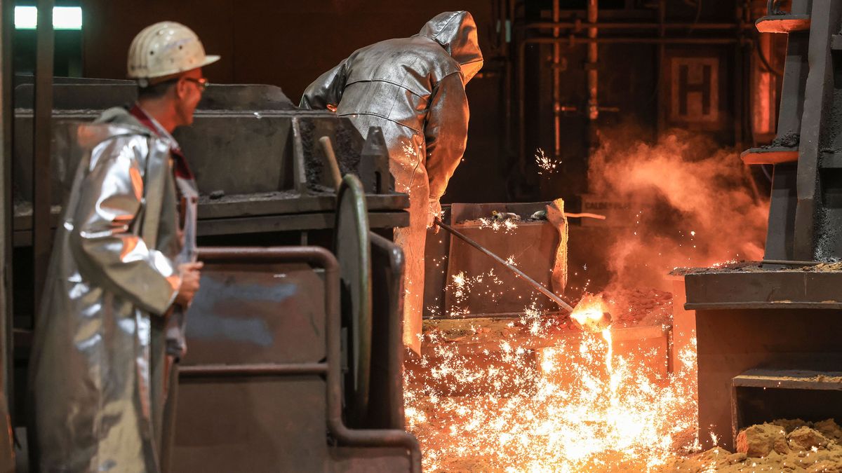 Nordrhein-Westfalen, Duisburg: Stahlarbeiter bei Thyssenkrupp in Duisburg.
