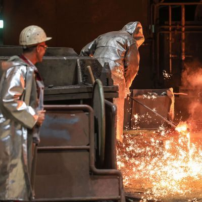 Nordrhein-Westfalen, Duisburg: Stahlarbeiter bei Thyssenkrupp in Duisburg.