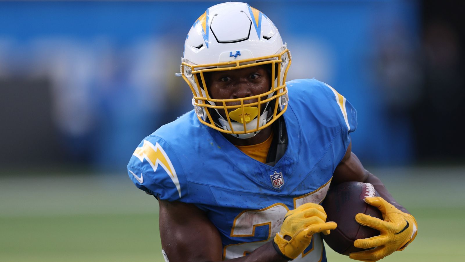 <strong>Joshua Kelley (Los Angeles Chargers)</strong><br>Austin Ekeler fällt aktuell zum Leidtragen der Chargers mit einer Knöchelverletzung aus. Der neue Offensive Coordinator Kellen Moore wollte eigentlich ein "Pollard-Elliott-System", welches er bei den Cowboys erfolgreich pflegte, in L.A. einführen. Doch jetzt steht ihm erstmal "nur noch" Kelley zur Verfügung.
