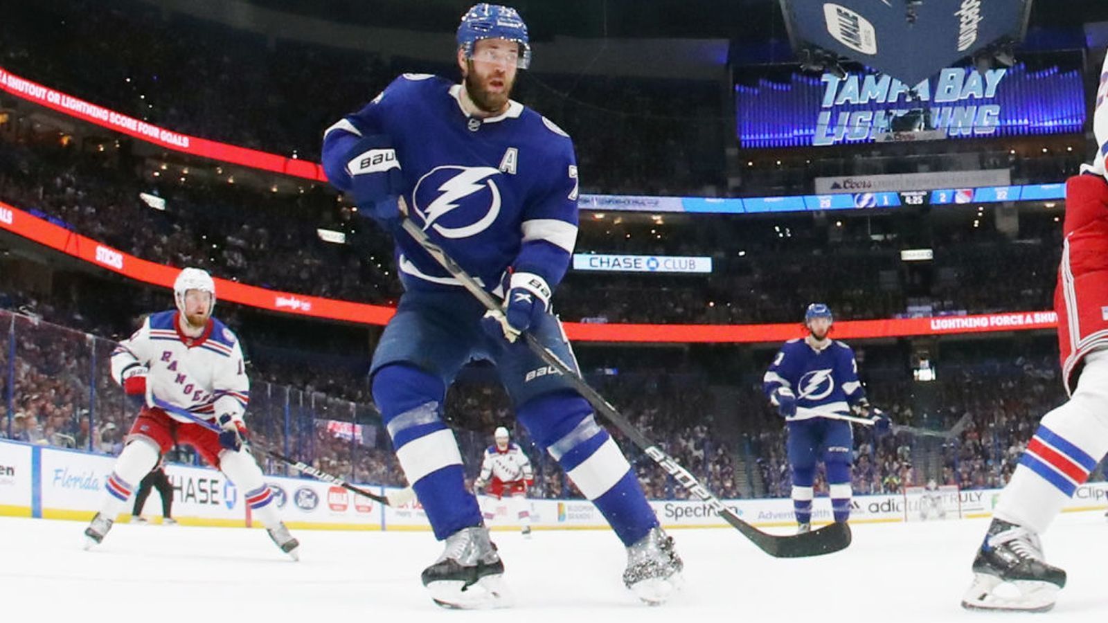 
                <strong>Platz 6: Victor Hedman (Tampa Bay Lightning)</strong><br>
                Jahresverdienst in der Saison 2021/22: 7.875.000 Millionen US-Dollar
              