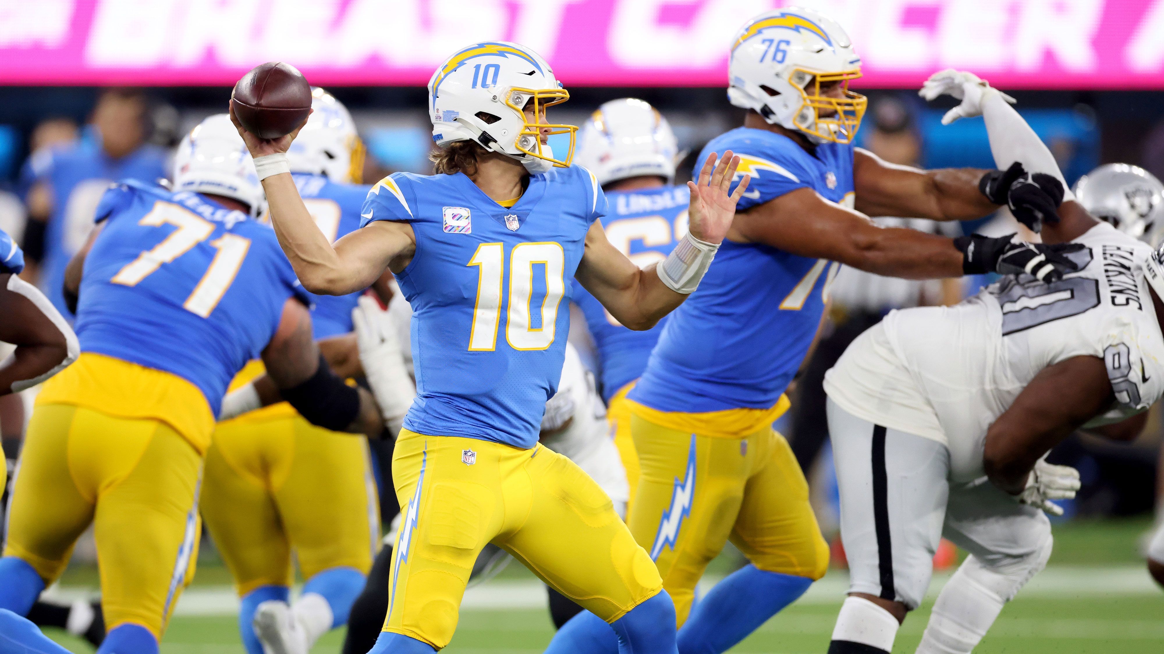 
                <strong>Justin Herbert: Überragendes zweites Jahr mit bitterem Ende</strong><br>
                Auch der Chargers-Star drehte in seiner zweiten Spielzeit mächtig auf und stand nach 17 Partien bei 5.014 Passing Yards, 38 Touchdowns sowie einer Completion Percentage von über 65 Prozent. Lange Zeit sah es so aus, als würde er sein Team zur ersten Playoff-Teilnahme seit 2018 führen - doch im entscheidenden Spiel gegen die Oakland Raiders setzte es ein bitteres 32:35 nach Overtime. So zogen neben den Raiders auch noch die Steelers in die Playoffs ein, während die Chargers, denen schon ein Unentschieden gereicht hätte, in der finalen Phase nur zuschauen durften.
              