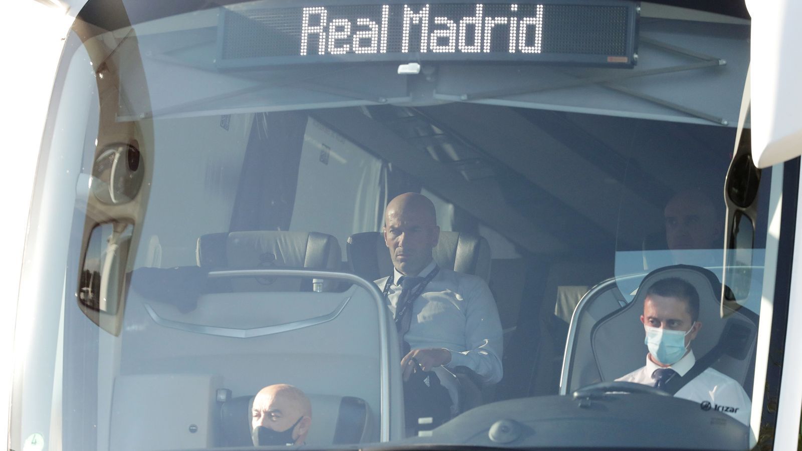 
                <strong>Zidane-Nachfolge bei den Königlichen?</strong><br>
                Mit einer Siegesserie von sechs gewonnenen Partien vor Weihnahten rettete der zuvor schwer angezählte Zinedine Zidane seinen Job bei Real Madrid. Dennoch ist es kein Geheimnis, dass bei den Königlichen vor allem in der Chefetage nicht alle von der Klublegende überzeugt sind. Erlauben sich die Königlichen abermals eine Schwächephase wie im Spätherbst (vier Siege aus elf Spielen), dürften Zidanes Tage in Madrid endgültig gezählt sein. Als mögliche Nachfolger wurden bislang mit Mauricio Pochettino und Raul zwei konkrete Namen gehandelt. Da Ersterer nun aber aller Voraussicht nach Tuchels Erbe bei PSG antreten wird, bliebe mit Raul nur der Coach der zweiten Mannschaft. Tuchel dürfte hier eine mehr als attraktive Option sein.
              