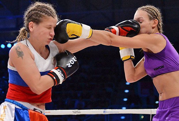 
                <strong>Christine Theiss, Olga Stavrova</strong><br>
                Doch in ihrem letzten Kampf holt sich die deutsche Kickbox-Queen den WM-Gürtel zurück. Die 32-Jährige bezwingt am 13. Dezember Olga Stavrova im Rückkampf und feiert damit einen Abschied mit Happy End
              